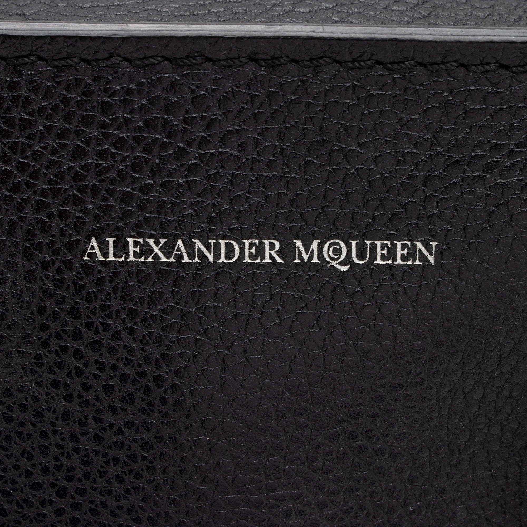 Alexander McQueen Leather Skull Padlock Small Tote (SHF-MYUSpL)